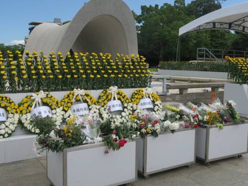 Gedenkkränze und bunte Blumen zum Gedenken an die Opfer der Atombomenabwürfe auf die japanischen Städte Hiroshima und Nagasaki.
